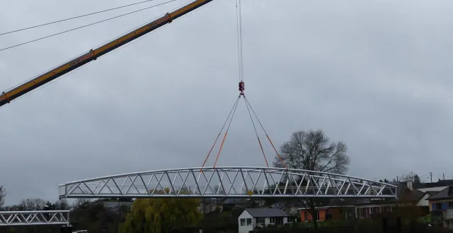 photo  l’élément central de la passerelle a été posé sur les poteaux enfoncés dans la rivière la sarthe, mercredi 11 mars 2026, à la suze-sur-sarthe.  &copy;  ouest-france 