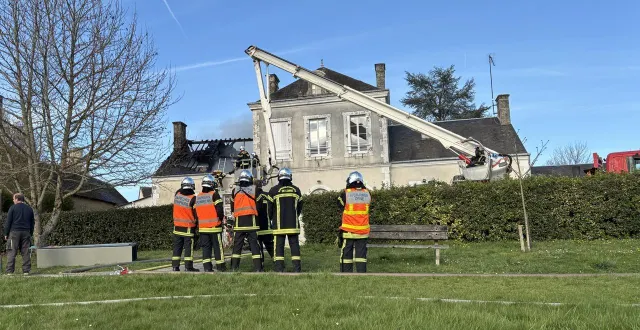 photo  le logement communal qui surplombe la mairie de la chapelle-souëf (orne) a pris feu, ce dimanche 15 mars 2026. il a donc fallu délocaliser le bureau de vote.  &copy;  ouest-france 