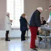 photo une file d’électeurs au bureau de vote de la salle théophile-plé, à sablé-sur-sarthe, dimanche 15 mars 2026.