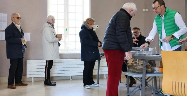 photo  une file d’électeurs au bureau de vote de la salle théophile-plé, à sablé-sur-sarthe, dimanche 15 mars 2026.  &copy;  ouest-france 