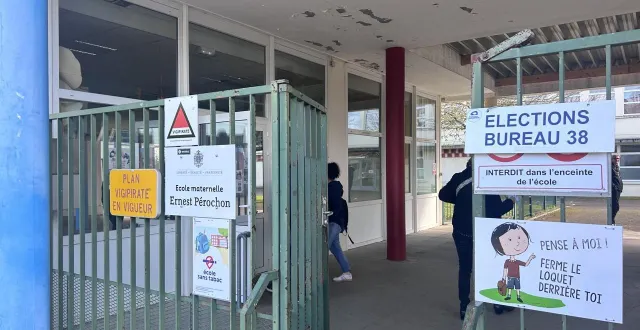 photo  l’école ernest-pérochon s’est transformée en bureau de vote, ce dimanche 15 mars 2026.  &copy;  co - cheyenne tyrakowski 