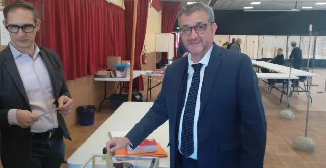 photo  christophe pot vote pour les municipales à mazé milon  &copy;  co 