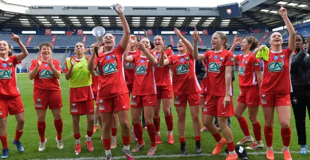 photo  les joueuses du sm caen entonnent ici le « qui ne saute pas n’est pas caennais » face au kop qui s’était formé à l’occasion du quart de finale de la coupe de france face au paris fc (0-2).  &copy;  guillaume marie 