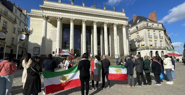 photo  une cinquantaine d’iraniens se sont réunis, dimanche 15 mars, place graslin, à nantes.  &copy;  ouest-france 