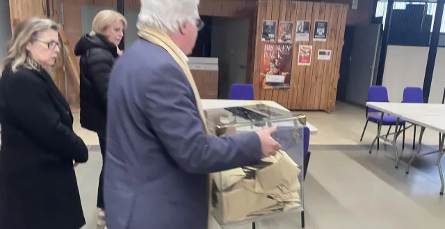 photo  le dépouillement a débuté peu après 18 h, ce dimanche 15 mars 2026 à flers, dans l’orne.  &copy;  ouest-france 