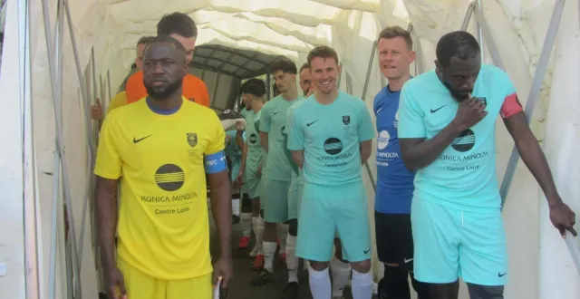 photo  bilongou et bakayoko, les capitaines de pouzauges et orvault, juste avant le coup d’envoi.  &copy;  ouest-france 