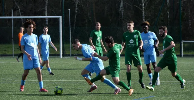 photo  trélazé, stade bernard-bioteau, 15 mars. les joueurs de trélazé (en bleu) ont dû attendre les dernières secondes pour faire la différence.  &copy;  co-jérôme hurstel 