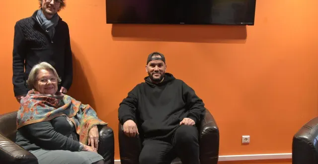 photo  isabelle de pontevès, présidente de cap anjou bleu et maman d’un enfant avec autisme, en compagnie de guillaume denis, directeur du cinéma le maingué de segré, et le réalisateur tarik ben salah (à droite).  &copy;  co – joël audouin 