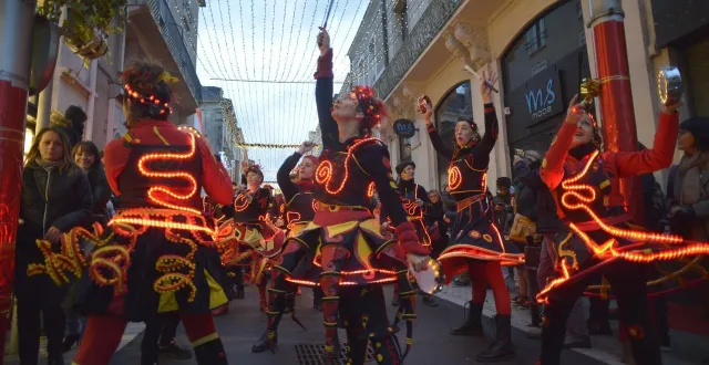 photo  capharnaüm, quinze percussionnistes vêtus de costumes lumineux, proposent une expérience visuelle et musicale qui fera danser à coup sûr, dès le vendredi soir.  &copy;  capharnaüm ©l.moreau 