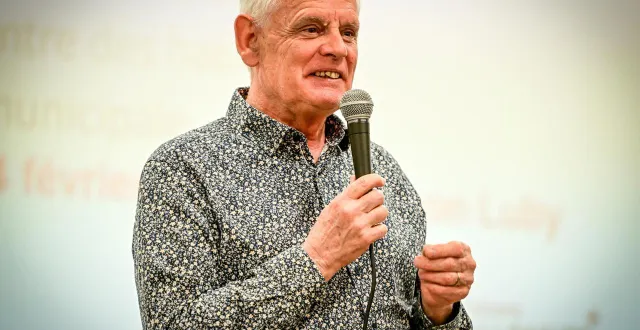 photo  gilles leproust arrive en tête des votes à allonnes.  &copy;  archives le maine libre - yvon loué 