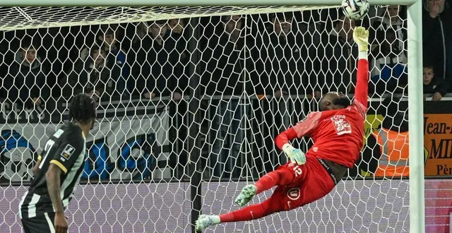 photo  hervé koffi a réalisé, samedi, l’un des arrêts de la saison.  &copy;  co - aurent combet 