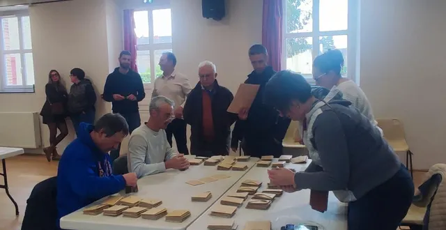 photo  tout au long du dépouillement, le score entre dominique faure et anaël robert est resté très serré.  &copy;  ouest-france 