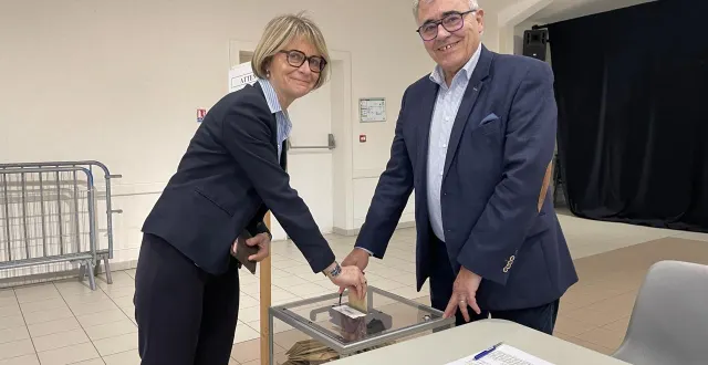 photo  l'actuelle députée et ancienne ministre véronique louwagie part en tête avant le second tour des élections municipales à l'aigle.  &copy;  ouest-france 