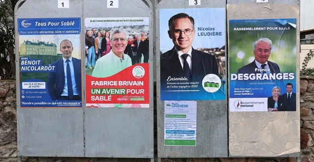 photo  les affiches officielles des quatre candidats en lice pour le premier tour des élections municipales 2026 à sablé-sur-sarthe.  &copy;  ouest-france 