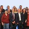 photo au centre avec la cravate rouge, anthony mussard avec l’ensemble des membres de la liste « agir ensemble pour loué ».