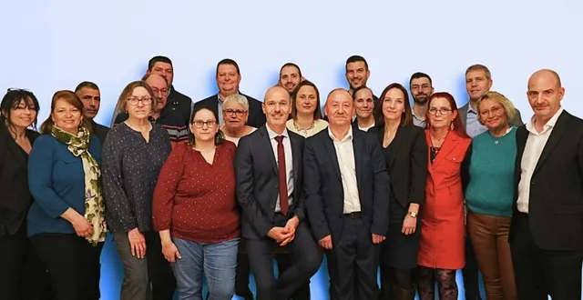 photo  au centre avec la cravate rouge, anthony mussard avec l’ensemble des membres de la liste « agir ensemble pour loué ».  &copy;  le maine libre 