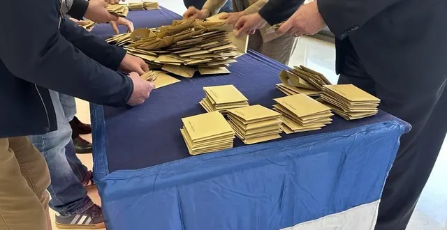 photo  dépouillement à la mairie de cholet (maine-et-loire) pour le premier tour des élections municipales 2026.  &copy;  ouest-france 
