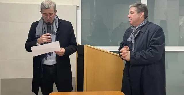 photo  michel leroyer, maire sortant, à gauche au moment de proclamer la victoire de josé collado, à droite, lors des élections municipales 2026 à la ferté-macé (orne).  &copy;  ouest-france 