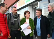 photo  le mans, dimanche 15 mars 2026. plusieurs sympathisants et militants ont échangé avec marietta karamanli (au centre), qualifiée pour le second tour des élections municipales. 