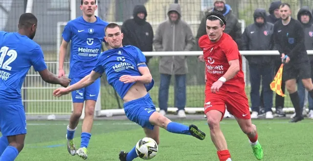 photo  romain toanen (en rouge) ici à la lutte avec gaëtan bloch a marqué le second but pour les plougastels  &copy;  loïc l’huillier 