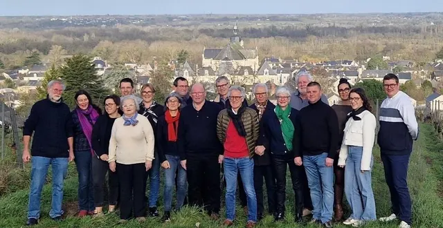photo  la nouvelle équipe autour du maire sortant, didier le gall (au centre). manque sur la photo marinne delhomme, stéphane lecomte et adriana repussard.  &copy;  ouest-france 