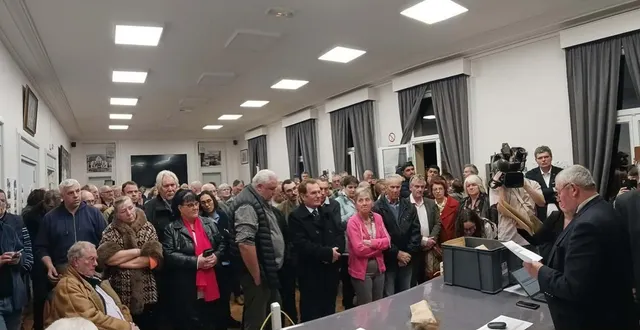 photo  le maire sortant guy romain annonce les résultats, donnant une victoire nette, dès ce premier tour de scrutin, à la liste « ensemble pour l’avenir de vimoutiers », conduite par philippe touchain.  &copy;  ouest-france 