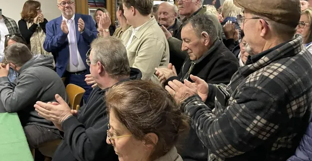 photo  à l’énoncé de sa victoire, yves bigot et ses supporters ont applaudi, dans la salle de la mairie de sainte-gauburge-sainte-colombe.  &copy;  ouest-france 