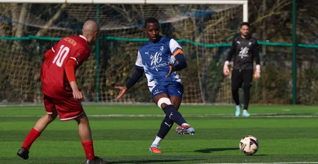 photo  arnold kiniffo et hérouville se sont imposés face à mézidon (2-1), dimanche 15 mars 2026.  &copy;  marc olejnik 