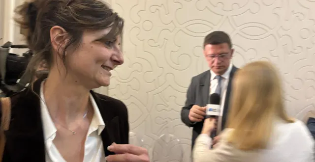 photo  camille margueritte a engrangé 4 points de plus que le sortant benoît arrivé (en arrière-plan) et est en ballottage favorable pour le 2e tour.  &copy;  ouest-france 