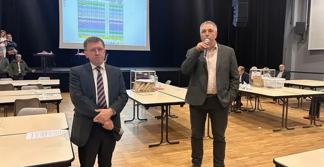 photo  baugé-en-anjou, le 15 mars 2026. philippe chalopin et luc gourin après la proclamation des résultats.  &copy;  co - christophe ricci 
