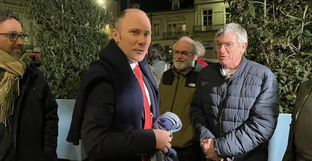 photo  benoît nicolardot (divers droite), à gauche, et fabrice brivain (divers gauche) étaient les deux candidats les plus heureux à l’annonce des résultats hier à sablé, avec respectivement 35,19 % et 15,55 % des voix.  &copy;  le maine libre 