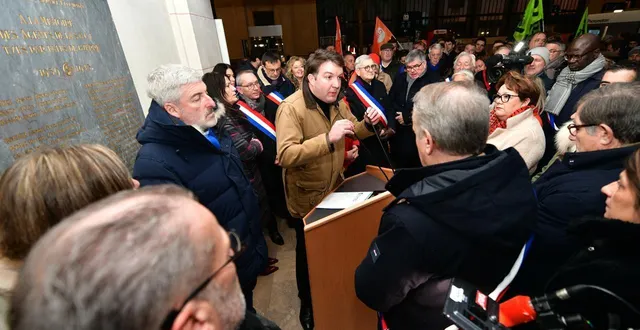 photo  le président de limoges métropole, guillaume guérin (c), prend la parole lors d’une manifestation à la gare de limoges, le 14 décembre 2022. photo d’archives.  &copy;  pascal lachenaud / afp 