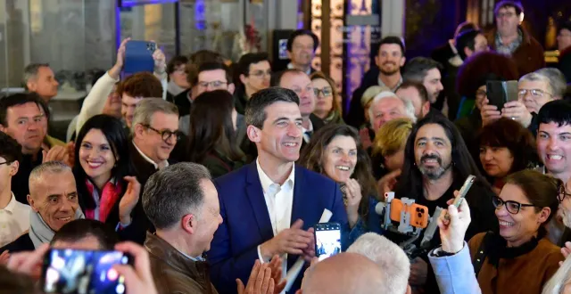 photo  comme en 2014 puis en 2020, le maire de niort savoure sa victoire entouré de nombreux supporters dans le hall de l’hôtel de ville. « c’est beaucoup d’émotion », a lancé l’élu.  &copy;  co - marie delage 