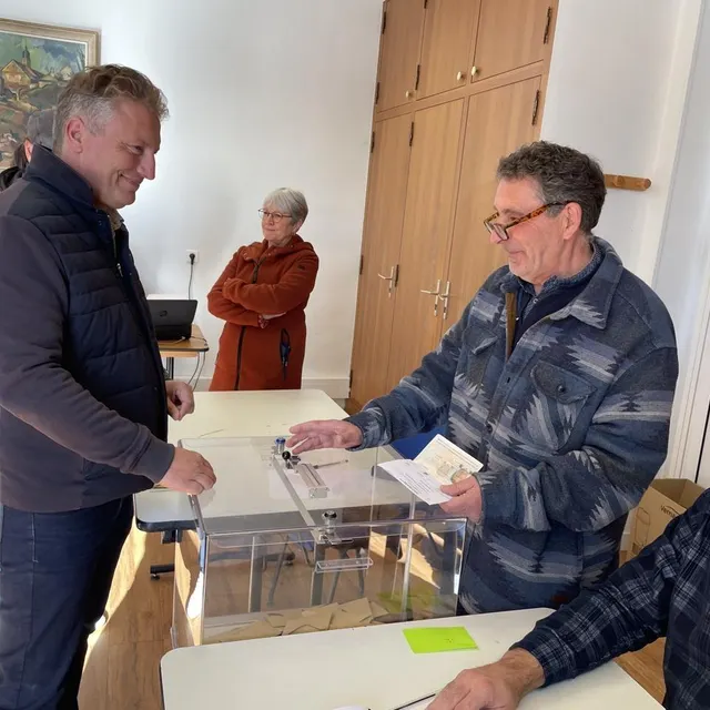 photo sébastien leroux, maire sortant, a voté à la mairie de putanges-pont-écrepin.  ©  ouest-france
