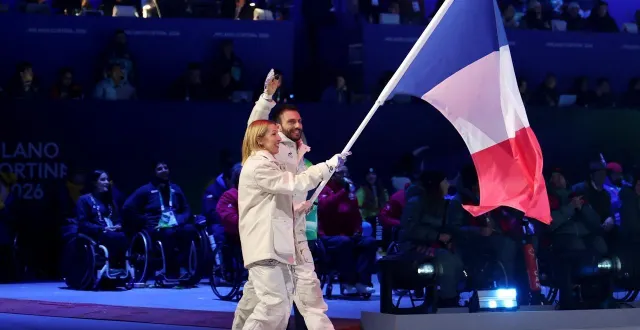 photo  jordan broisin et cécile hernandez étaient les porte-drapeaux français des jeux paralympiques de milan-cortina.  &copy;  jeff pachoud / afp 