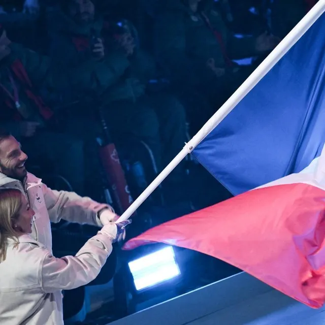 Jordan Broisin et Cécile Hernandez, porte-drapeaux français des Jeux paralympiques de Milan-Cortina. JEFF PACHOUD / AFP photo jordan broisin et cécile hernandez, porte-drapeaux français des jeux paralympiques de milan-cortina. © jeff pachoud / afp