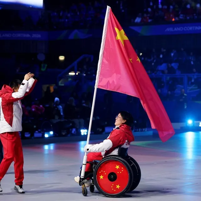 Les porte-drapeaux de la délégation chinoise Jiayun et Meng Wang lors de la cérémonie de clôture. MAJA HITIJ / AFP photo les porte-drapeaux de la délégation chinoise jiayun et meng wang lors de la cérémonie de clôture. © maja hitij / afp