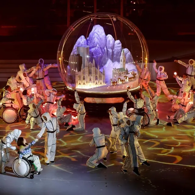 Les Dolomites présentées dans une boule à neige pendant la cérémonie. LINNEA RHEBORG / AFP photo les dolomites présentées dans une boule à neige pendant la cérémonie. © linnea rheborg / afp