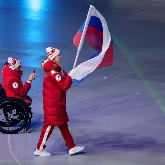 Ivan Golubkov et Anastasiia Bagiian, les porte-drapeaux russes des Jeux paralympiques 2026. LINNEA RHEBORG / AFP photo ivan golubkov et anastasiia bagiian, les porte-drapeaux russes des jeux paralympiques 2026. © linnea rheborg / afp