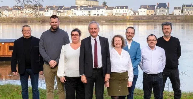photo  patrice mangeard, au centre, entouré des colistiers qui deviendront maires délégués dès samedi prochain.  &copy;  loire-authion autrement 