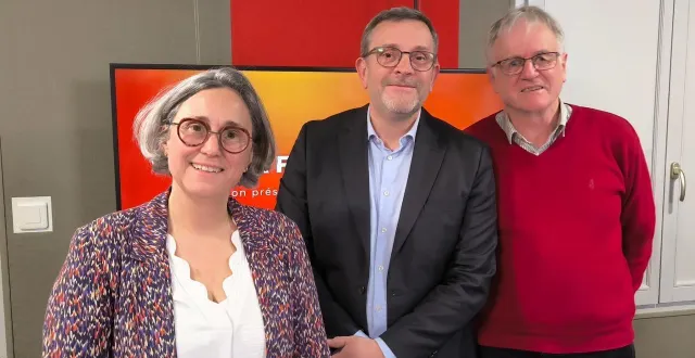 photo  caroline houssin-salvetat, philippe bolo et jacques graveleau, ici dans les locaux de rcf anjou lors du débat du 1er tour, devront attendre dimanche prochain pour le résultat final de ces municipales 2026. la maire sortante vire en tête du premier tour.  &copy;  rcf anjou 