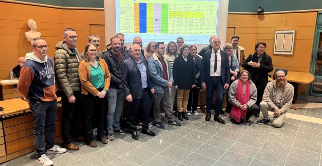 photo  chemillé-en-anjou, dimanche 15 mars. le maire sortant hervé martin avec des membres de son équipe 