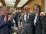 photo  isabelle leroy, bras dessus, bras dessous avec jean-paul brégeon, à la mairie de cholet (maine-et-loire). 