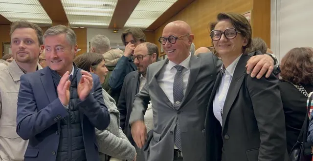photo  isabelle leroy, bras dessus, bras dessous avec jean-paul brégeon, à la mairie de cholet (maine-et-loire).  &copy;  ouest-france 