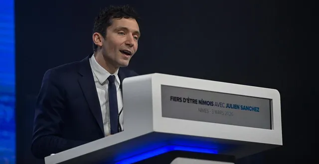 photo  julien sanchez, candidat du rassemblement national (rn) à la mairie de nîmes, s’adresse à la foule lors d’un meeting électoral, à l’approche des élections municipales.  &copy;  sylvain thomas / afp 