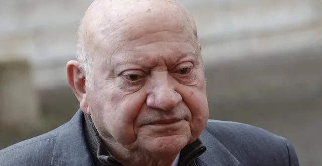 photo  le maire d’issy-les-moulineaux, andré santini, observe la foule à son arrivée à un meeting de campagne du groupe renew (renaissance) pour les prochaines élections européennes à issy-les-moulineaux, en banlieue parisienne, le 23 mars 2024. photo d’archives.  &copy;  geoffroy van der hasselt / afp 