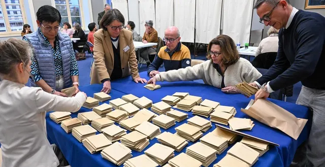 photo  à angers (ici, le dépouillement à l’hôtel de ville), cholet et saumur, les électeurs devront à nouveau se déplacer dimanche prochain.  &copy;  co - laurent combet 