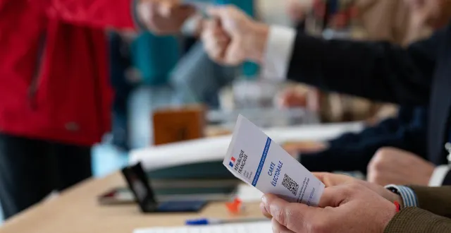 photo  dans un bureau de vote à saint-brieuc (côtes-d’armor), le 15 mars 2026.  &copy;  elsa rancel / ouest-france 