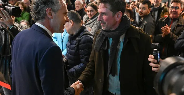 photo  angers, dimanche 15 mars 2026. christophe béchu (horizons, angers pour vous) a salué son challenger, romain laveau (les écologistes, demain angers) à l’issue de la proclamation des résultats, dans le parking de l’hôtel de ville.  &copy;  co – laurent combet 