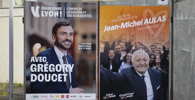 photo  des affiches électorales de grégory doucet, à gauche, pour le parti pour vivre lyon, et de jean-michel aulas, à droite, pour le parti cœur lyonnais, sur des panneaux installés près des bureaux de vote à lyon (rhône), le 4 mars 2026.  &copy;  elsana adzemovic / hans lucas via afp 
